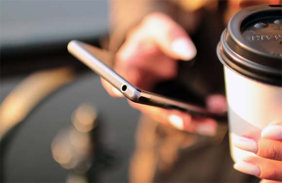 Mujer utiklizando el teléfono móvil